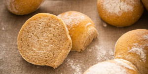 Beitragsbild des Blogbeitrags Dinkel-Vollkornbrötchen – einfaches Rezept mit Vorteig 