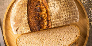 Beitragsbild des Blogbeitrags Vollkorn Buttermilchbrot mit Sauerteig 