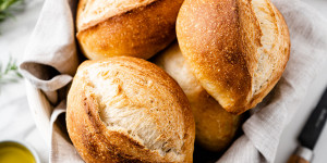 Beitragsbild des Blogbeitrags Frühstücksbrötchen – abends vorbereiten, morgens backen