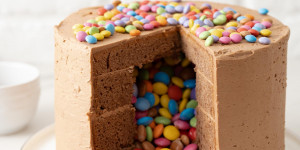 Beitragsbild des Blogbeitrags Piñata Torte – geniales Tortenrezept mit Überraschung