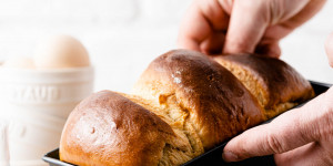 Beitragsbild des Blogbeitrags Brioche mit Sauerteig – süßes Brot in Perfektion 