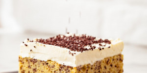 Beitragsbild des Blogbeitrags Eierlikör Stracciatella Blechkuchen – schnell und einfach
