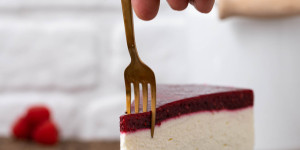 Beitragsbild des Blogbeitrags Schneewittchen Torte – Himbeer, Mohn und Topfen