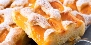 Beitragsbild des Blogbeitrags Marillenblechkuchen – einfaches Rezept