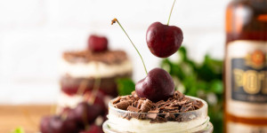Beitragsbild des Blogbeitrags Brownies im Glas mit Pott 40-Kirschen