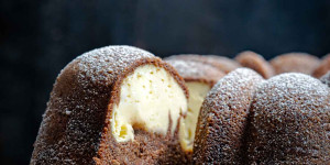 Beitragsbild des Blogbeitrags Schokogugelhupf mit Cheesecakefüllung