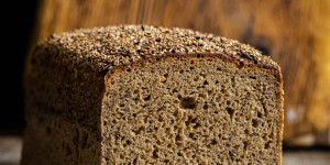 Beitragsbild des Blogbeitrags Urkorn Kastenbrot – aus dem Holzbackrahmen