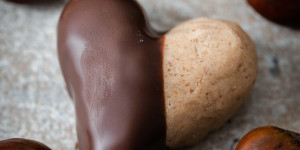 Beitragsbild des Blogbeitrags Kastanienherzen – Maroni in Schokolade 