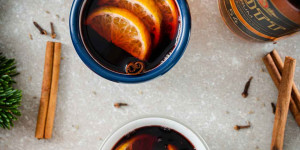 Beitragsbild des Blogbeitrags Glühwein selber machen – Rezept für Glühwein mit Schuss