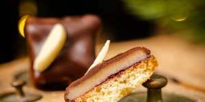 Beitragsbild des Blogbeitrags Marzipan-Kirsch-Polster – Weihnachtskekse
