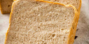 Beitragsbild des Blogbeitrags Joghurttoast mit der Extraportion Vollkorn