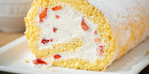 Beitragsbild des Blogbeitrags Erdbeerroulade – Biskuitrolle mit Erdbeersahne