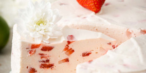 Beitragsbild des Blogbeitrags Erdbeertorte mit Frischkäsecreme