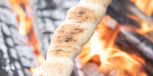 Beitragsbild des Blogbeitrags Stockbrot zum Grillen am Lagerfeuer