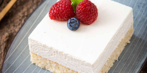 Beitragsbild des Blogbeitrags Joghurtschnitten – sommerlicher Blechkuchen 