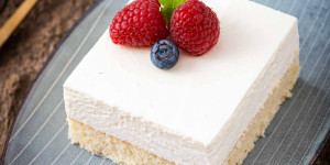 Beitragsbild des Blogbeitrags Joghurtschnitten – sommerlicher Blechkuchen