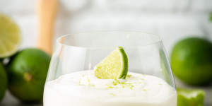 Beitragsbild des Blogbeitrags Joghurt Limetten Mousse – schnelles Sommerdessert