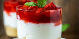 Beitragsbild des Blogbeitrags Cheesecake im Glas mit Erdbeeren