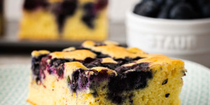Beitragsbild des Blogbeitrags Heidelbeerblechkuchen Rezept – schnell und einfach