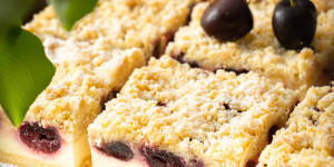 Beitragsbild des Blogbeitrags Kirsch-Streuselkuchen mit Topfen