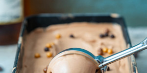 Beitragsbild des Blogbeitrags Rum Schokoeiscreme – Rezept für deine Eismaschine