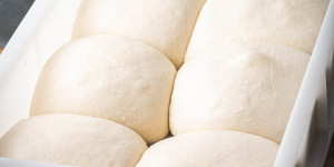 Beitragsbild des Blogbeitrags Pizzateig formen – so gelingt es