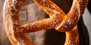 Beitragsbild des Blogbeitrags Riesenlaugenbreze – Rezept für XL Laugenbreze