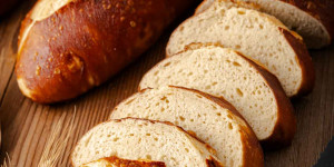 Beitragsbild des Blogbeitrags Laugenbaguette – Laugengebäck mit Übernachtgare