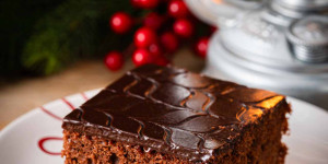 Beitragsbild des Blogbeitrags Gewürzkuchen – weihnachtlicher Schokokuchen vom Blech