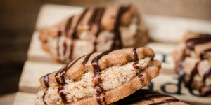 Beitragsbild des Blogbeitrags Mandeltaschen – Weihnachtskekse mit Baiserfüllung