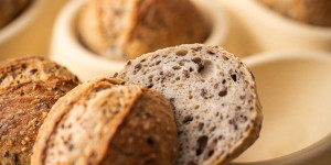 Beitragsbild des Blogbeitrags Kornbrötchen – lockere Brötchen mit Sauerteig