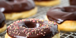 Beitragsbild des Blogbeitrags Donuts selber machen – ohne Frittieren