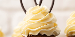 Beitragsbild des Blogbeitrags Eierlikör Cupcakes mit Osterdeko