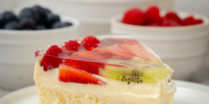 Beitragsbild des Blogbeitrags Obsttorte – klassisch mit Gelee und Vanillecreme