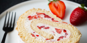 Beitragsbild des Blogbeitrags Biskuitroulade mit frischen Erdbeeren