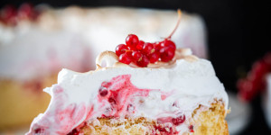 Beitragsbild des Blogbeitrags Ribisel Baiser Torte