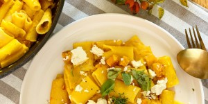 Beitragsbild des Blogbeitrags Kürbis meets Feta, eine herbstliche Pasta