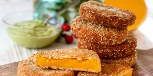 Beitragsbild des Blogbeitrags Kürbisschnitzerl mit Sesampanier und Dip