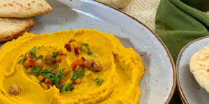 Beitragsbild des Blogbeitrags Herbstlicher Hummus mit Kürbis