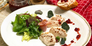 Beitragsbild des Blogbeitrags Chili-Schinken Mousse mit Preiselbeer Dressing 