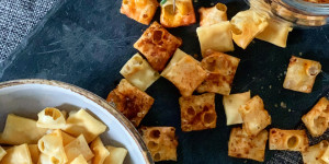 Beitragsbild des Blogbeitrags Käsepops – Cheesepops, die Low Carb Antwort auf Popcorn