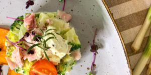 Beitragsbild des Blogbeitrags Brokkoli-Schinken Tatar mit Süsskartoffel