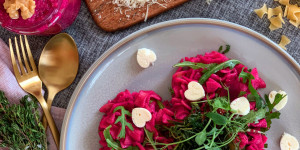 Beitragsbild des Blogbeitrags Fleckerl mit Rote-Rüben-Pesto und frittiertem Ruccola