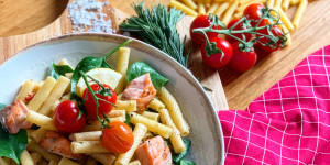 Beitragsbild des Blogbeitrags Makkaroni in Gin-Zitronen-Sauce mit Lachs