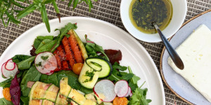 Beitragsbild des Blogbeitrags Sommerlicher Feta im Schinken-Zucchini Mantel
