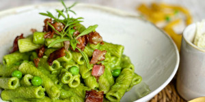 Beitragsbild des Blogbeitrags Cremige Erbsen-Pasta mit Speck 