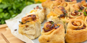 Beitragsbild des Blogbeitrags Flaumige Knoblauch-Zupfschnecken mit Schinken und Käse