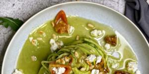 Beitragsbild des Blogbeitrags Saftige Zoodles mit Avocado-Trüffelcreme 