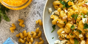 Beitragsbild des Blogbeitrags Cremige Karotten-Pesto Hörnchen – reich an Proteinen