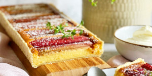 Beitragsbild des Blogbeitrags Das rascheste Rhabarbertarte-Rezept mit Griess und Thymian